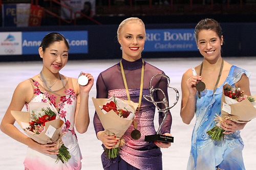 Nagasu (يسار) في منصة التتويج Trophée Éric Bompard لعام 2010