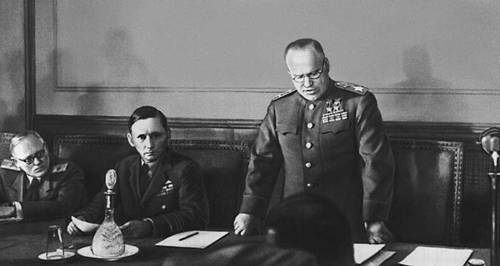 آرثر تيدر (في الوسط إلى اليسار) في حفل الاستسلام الألماني غير المشروط (مايو 1945). يقف المارشال السوفيتي جوكوف وهو يقرأ وثيقة الاستسلام.