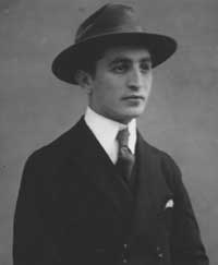 وارن يروج للأغاني في Tin Pan Alley، 1920