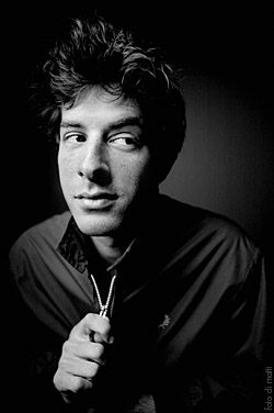 مارك رونسون ينظر نحو الكاميرا.