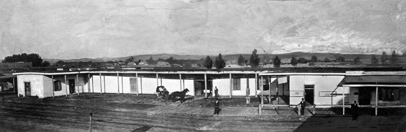 منزل أبيل ستيرنز المبني من الطوب اللبن حوالي عام 1857. بُني في الفترة ما بين 1835 و1838، وهُدم عام 1877 لإفساح المجال أمام مبنى بيكر.