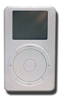 أول جهاز iPod، تم طرحه في عام 2001. قام جون روبنشتاين بتجميع فريق التصميم الأصلي بما في ذلك إيف كمهندس تصميم رئيسي.
