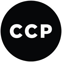 دائرة سوداء بداخلها أحرف "CCP" باللون الأبيض