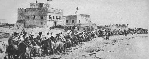 فرسان سلطنة هوبيو يقفون أمام حصن صومالي