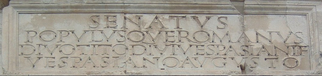 تُعدّ الأحرف الكبيرة المنقوشة بشعار SPQR على قوس تيتوس، والتي يعود تاريخها إلى عام 81 ميلادي، مثالاً على الكتابة النقشية التي كانت تُملأ بالبرونز. لاحظ الثقوب المخصصة لـ"ألسنة" الأحرف البرونزية المصبوبة.