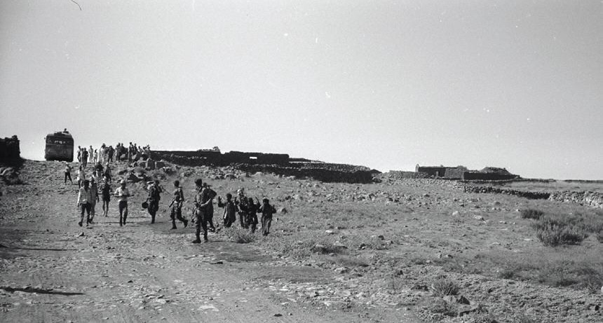 التهجير القسري والنزوح. مدنيون سوريون، رافعون أيديهم، يغادرون منازلهم في مرتفعات الجولان أمام جنود إسرائيليين.