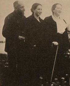 صورة لزوج أم هانا، مارتن بيروالد، وهانا ووالدتها، مارثا أرندت بيروالد، عام 1923