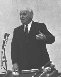 البروفيسور بارون يدلي بشهادته في محاكمة أدولف آيخمان (1961)