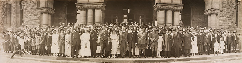 كنديون سود يقفون مع رئيس وزراء أونتاريو إرنست تشارلز دروري في كوينز بارك، عام 1920