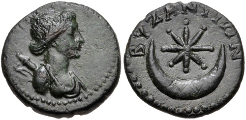 عملة من العصر الروماني عليها نقش يوناني (القرن الأول الميلادي) مع صورة نصفية لأرتميس على الوجه الأمامي ونجمة ثمانية الأشعة داخل هلال على الوجه الخلفي.