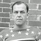 صورة بالأبيض والأسود لـ Emms كلاعب هوكي الجليد مع فريق New York Americans