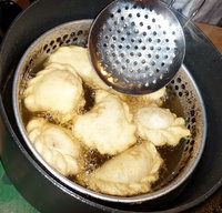 وعاء معدني به العديد من الثقوب الصغيرة.