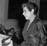 صورة لهانا أرندت وهي تلقي محاضرة في ألمانيا، عام 1955