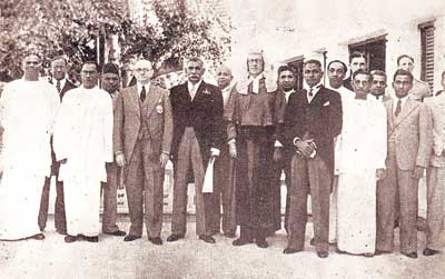 أول مجلس وزراء لسيلان عام 1947، برئاسة معالي السيد دي إس سيناياكي، أول رئيس وزراء لسيلان. ويظهر في الصورة أيضاً السير هنري مونك-ماسون مور، حاكم سيلان، ورئيس القضاة.