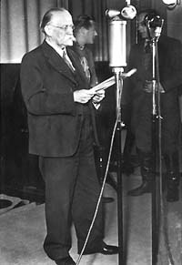 كالييو يلقي خطابه بمناسبة رأس السنة الجديدة عام 1940.