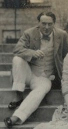 صورة لديزموند مكارثي عام 1912، جالساً على الدرج