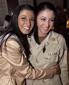 زارت جاكلين نشيوات، ملكة جمال نيويورك بالولايات المتحدة الأمريكية لعام 2004 (يسار)، القوات الأمريكية في العراق في مارس 2004. وخلال وجودها في بغداد، التقت بشقيقتها، النقيب جولي نشيوات (يمين).