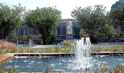 منظر للنافورة في الساحة.