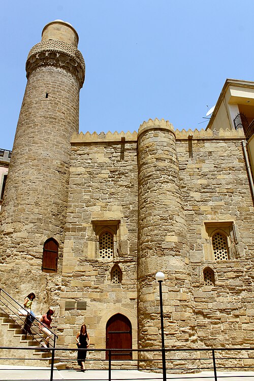 مسجد محمد ذو المئذنة، يقع في المدينة الداخلية لباكو
