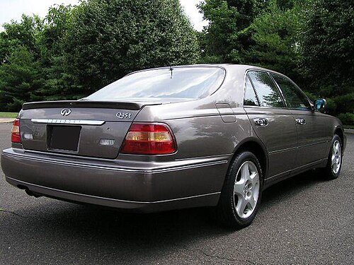 1999-2001، الجزء الخلفي المحدث (تظهر سيارة Q45t في الصورة مع جناح غطاء صندوق الأمتعة)
