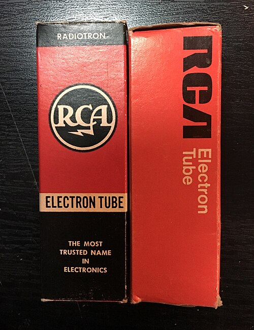 علبتان لأنابيب مفرغة، تعرضان أجيالاً مختلفة من شعار RCA