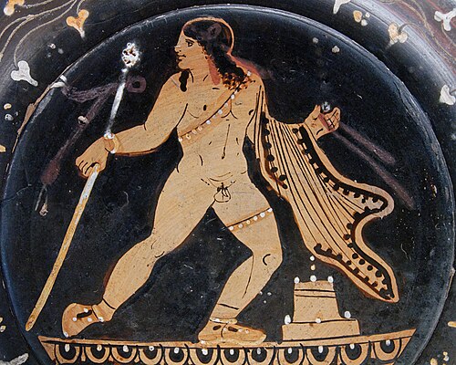 ديونيسوس يحمل عصاه. تفصيل من الجزء الدائري لكأس بايستاني أحمر اللون بدون قاعدة، حوالي 360-350 قبل الميلاد.