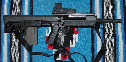 بندقية RFB عيار 7.62×51 ملم، مزودة بمنظار سلاح ثلاثي الأبعاد وحزام كتف