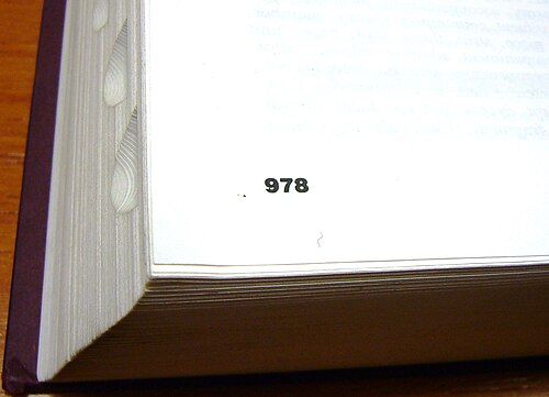 الزاوية السفلية اليسرى من صفحة في كتاب كبير؛ يظهر الرقم "978".