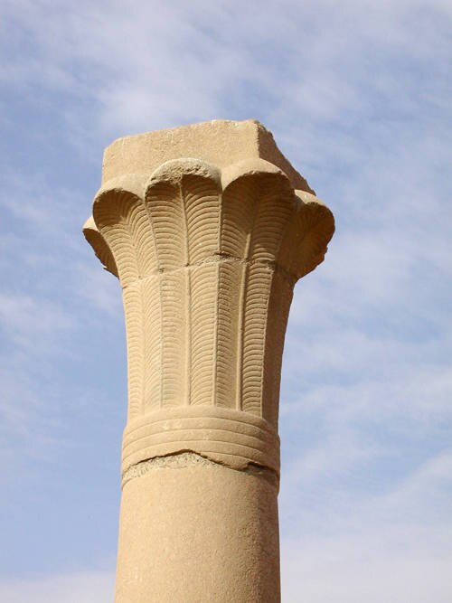 عمود من الحجر الجيري، تيجانه مصممة لتشبه شجرة النخيل