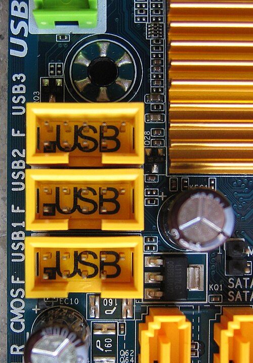 موصل مغلف 2×5 مع دبوس واحد مفقود لتوسيع موصل USB 1.1/2.0 من لوحة أم ATX.