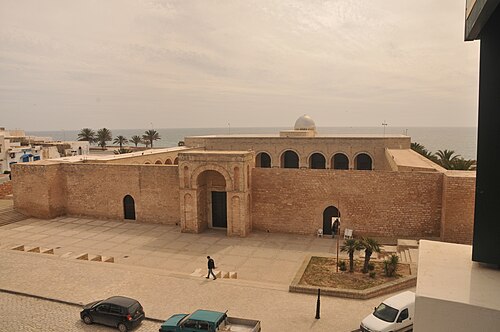 منظر أمامي للجامع الكبير في المهدية، مع مدخل بارز ظاهر