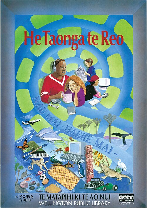 تتضمن الكلمات المكتوبة على الملصق عبارة "He Taonga Te Reo" - وهو ملصق احتفالي باللغة الماورية، مكتبة ويلينغتون العامة. يتميز الملصق برسومات ملونة باللونين الأخضر والأزرق، وفي وسطه رسومات لأشخاص يقرؤون، ويستمعون إلى سماعات الرأس، ويستخدمون جهاز كمبيوتر. كما يحتوي على رسومات صغيرة لأشياء تمثل النسيج والنحت، والعالم الطبيعي (مثل الأخطبوط، وزهور الكوهواي)، والموسيقى، والرياضة، والسفر.