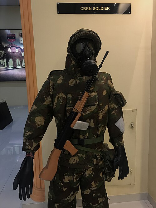 بدلة الحماية من المواد الكيميائية والبيولوجية والإشعاعية والنووية (CBRN)