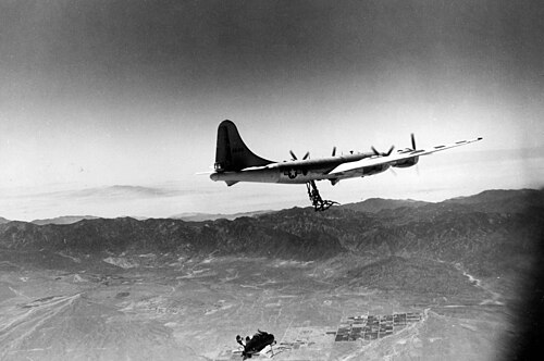 طائرة بوينغ EB-29 مزودة بنظام تعليق FICON وطائرة ماكدونيل XF-85 غوبلين المقاتلة الطفيلية