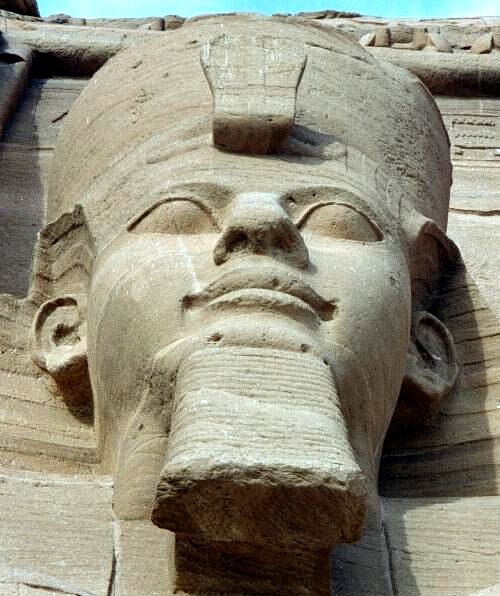 صورة مقرّبة لأحد التماثيل الضخمة لرمسيس الثاني وهو يرتدي التاج المزدوج لمصر السفلى والعليا