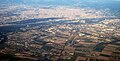 مطار أسبيرن، وتحيط به أسبيرن وإسلينج