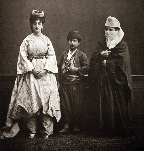 نساء تركيات في القسطنطينية، رسم توضيحي من كتاب الأزياء الشعبية في تركيا، 1873