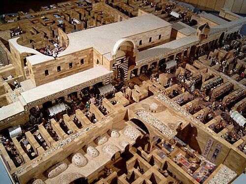 بازار حلب (القرن السادس عشر) 4x4 أمتار، حوالي 750 تمثالاً