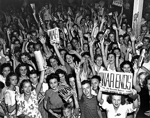 يحتفل مواطنو وعمال أوك ريدج بولاية تينيسي بيوم النصر على اليابان في 14 أغسطس 1945