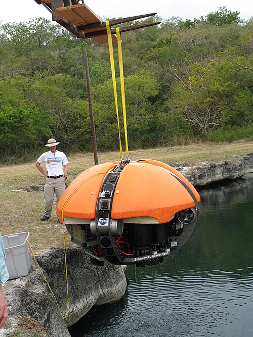 يتم إنزال روبوت Deep Phreatic Thermal Explorer (DEPTHX) إلى لا بيليتا، وهي واحدة من عدة حفر في نظام زاكاتون (2007).