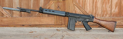 بندقية FN FAL مبكرة مع حربة.