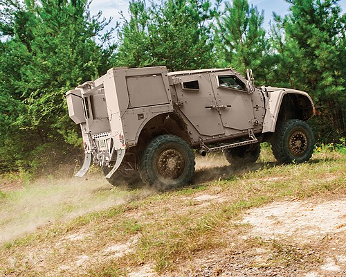 مركبة أوشكوش L-ATV في تكوين M1280 للأغراض العامة JLTV أثناء التجارب