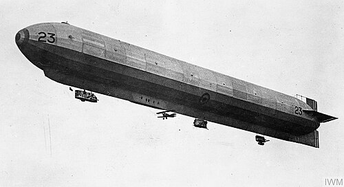 المنطاد الملكي البريطاني رقم 23r مع طائرة سوبويث كاميل المعلقة أسفله في عام 1918.