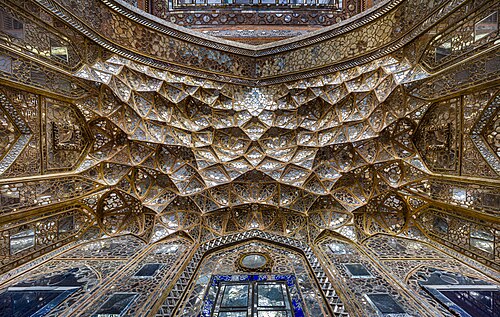 المقرنصات تتميز بآينه كاري