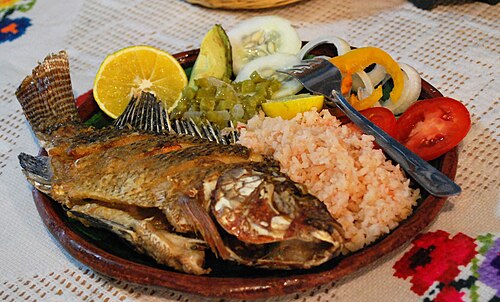 موجارا فريتا (مقلي) يقدم مع العديد من الزينة، بما في ذلك النوباليس، في إيسلا دي جانيتسيو، ميتشواكان