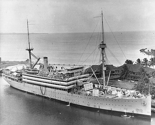 يو إس إس هندرسون (AP-1) في قناة بنما عام 1933. مع فتحتين مفتوحتين للشحن أمام الجسر.
