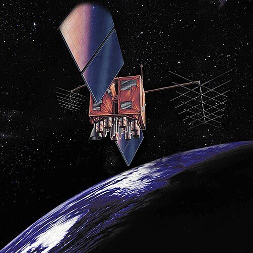 تصور فني لقمر صناعي من نوع GPS-IIR في مداره