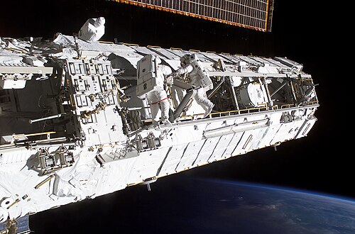 تركيب عنصر دعامة محطة الفضاء الدولية P1 على متن مكوك الفضاء STS-113 في 28 نوفمبر 2002