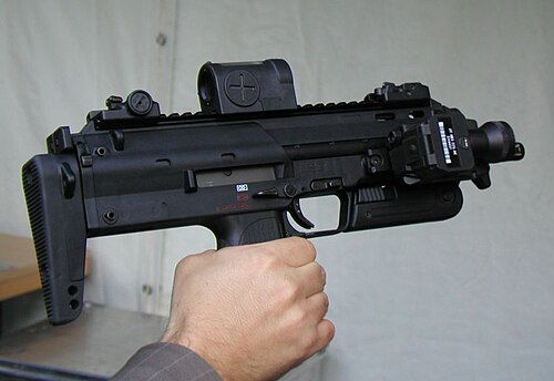 بندقية MP7A1 مزودة بمنظار نقطة حمراء عاكس من نوع Zeiss RSA ووحدة إضاءة ليزرية LLM01.