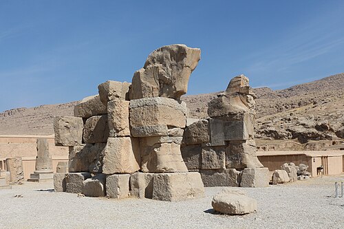 بوابة برسيبوليس غير المكتملة، التي بدأ بناؤها بأمر من أرتحشستا الثالث، واستكملها خلفاؤه أرسيس وداريوس الثالث.